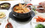 백반과 동태찌개.