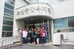 왼쪽부터 김응렬 관리주임, 강혜련 서비스관리자, 박현주 사회복지사, 임두환 독거응급·기술요원, 임태현 사회복무요원, 김미애 노인사회활동전담인력, 도신천 기술요원, 김도희 회계, 김자중 상담원, 박미상 조리사, 한재희 영양사, 현재훈 사회복무요원, 최미림 사회복지사, 주희탁 사회복지사, 심황 사회복지사.