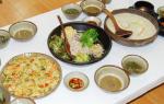 왼쪽부터 야채전, 보리밥 비빔밥, 들깨 수제비.