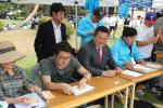 홍성JC 이승환 회장(앞줄 왼쪽 세 번째)과 회원들이 홍성역사인물축제에서 백일장대회를 진행하고 있다.
