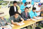 홍성JC 이승환 회장(앞줄 왼쪽 세 번째)과 회원들이 홍성역사인물축제에서 백일장을 진행하고 있다.