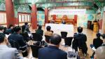 지난 8일 수덕사에서 열린 내포 전통춤 학술회에서 유영대 충남도 문화재위원을 좌장으로 김헌선 경기대 인문대학장이 발제를 하고 있다.