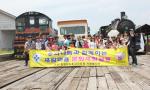 홍의나눔 봉사단원들이 새감마을 문화체험활동을 진행한 후 기념사진을 촬영하고 있다.