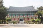국내 유일의 한국고건축박물관 전경. 제1전시관(본관)은 고려시대 건축양식의 웅장함을 보여주고 있으며, 우리나라 고건축물 중 국보와 보물급 모형물 200여 점을 관람할 수 있다.