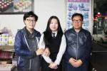 김수진 양(사진 가운데)과 김 양의 아버지와 어머니가 환하게 웃고 있다.