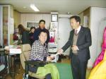 홍주라이온스클럽(회장 김상현)은 지난 4일 설 명절을 맞아 관내 어려운 이웃 8가구를 추천받아 총 240만원과 사과세트를 직접 전달하고 따뜻한 명절을 보내도록 격려했다.