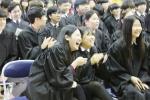 지난 5일 열린 홍동중학교 제43회 졸업식에서 친구들의 고등학교 생활 포부를 보고 학생들이 환하게 웃고 있다.