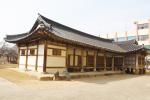 홍주의병 창의소 홍주동헌 안회당(安懷堂). 홍주목사의 동헌인 안회당은 고종 7년인 1870년에 당시 목사 한응필이 건립했다. 을미홍주의병 당시 관찰사 이승우가 의거에 가담하면서 의병진의 본부인 창의소가 설치됐던 곳이다.