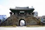 조양문(朝陽門)은 홍주성(洪州城)의 동문(東門)이며 홍주의 관문으로 고종조에 목사 한응필이 홍주성을 석성으로 개축하고 동서남북의 문루도 다시 세웠다. 동문은 조양문, 서문은 경의문, 북문은 망화문이라 하는데, 대원군이 친필로 하사하였으며 남문은 문루가 없는 홍예문이었다. 고종 광무 10년(1906) 항일의병이 일본군과 홍주성에서 치열한 전투를 벌였는데, 그 때의 흔적이 지금도 곳곳에 보인다. 1975년 문루를 해체 복원하여 옛 모습을 찾게 되었으며, 지금에 이르고 있다.