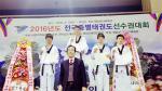 수상자들이 시상대에 올라서 있다.
