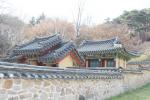 홍성군 서부면 이호리 산수동 산70-9에 있는 추양사(秋陽祠)는 지산 김복한의 옛 문하생을 중심으로 지방의 유생들과 역대 군수의 주선으로 1973년에 건립됐으며, 그의 영정을 봉안, 매년 3월 보름날 제향을 올리고 있다. 秋陽은 가을의 빛이 강한 태양을 말하는데, ‘맹자’에서 따온 말이다.