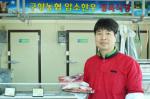 구항농협암소정육식당 조성천 주임이 한우를 들고 있다.