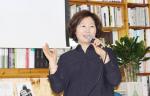 밝맑도서관에서 강연 중인 황선미 작가.