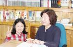 황선미 작가가 홍동초등학교 학생에게 사인을 해주고 있다.