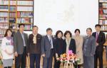 밝맑도서관에서 강연을 마친 황선미 작가와 관계자들.