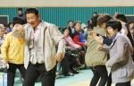 제36회 장애인의 날 기념식에서 장애인들이 흥겹게 춤을 추고 있다.