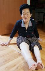 자궁암 수술 후유증으로 오른쪽 다리가 왼쪽 다리보다 두배가 굵은 이준선 할머니.