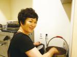 홍성농협 지하에 위치한 행복나눔카페에서 이미자 주부대학회장이 머핀에 들어갈 딸기쨈을 직접 만들고 있다. 카페에서는 저렴한 가격에 신선한 주스와 꼬마김밥 등을 판매한다.