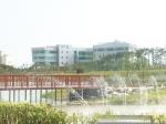 충남도 보건환경연구원(원장 이재중)이 이달 말 신청사를 준공하고, 8월부터 내포신도시 시대를 본격 개막한다. 내포신도시 홍예공원 옆 행정타운 내에 건립 중인 연구원 신청사 1층에는 총무과와 로비, 2층에는 산업폐수검사과와 먹는물검사과 등이, 3층은 환경조사과와 대기보전과, 생활환경과 등이, 4층에는 식품분석과와 의약품분석과, 미생물검사과 등이 들어선다. 다음 달 이사 전후 2개월 동안에는 첨단 실험·분석·검사 장비 해체 및 재설치 작업에 따라 불가피하게 검사 민원 업무를 중단한다.