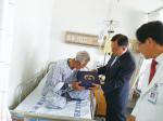 충남서부보훈지청(지청장 정현종)은 지난 7일 호국보훈의 달을 맞아 홍성 지역 국가유공자 위탁지정병원인 홍성의료원을 방문, 대통령 명의의 위문품을 전달하며 위로 격려했다.