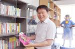 EBS미디어 김재근 대표이사가 자사 출판 책을 들고 환하게 웃고 있다.