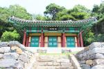 최영 장군의 사당인 기봉사 사당문의 한지가 찢어지는 등 관리가 부실하다.