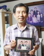 고 주옥로 선생의 제자인 충남충효인성교육원 이병학 원장이 함께 찍은 사진을 들고 있다.