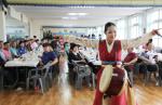 제30차 가곡초 총동문회에서 홍성군립무용단원이 북춤을 추고 있다.