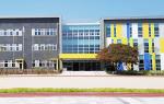 광천읍 소재 광천초등학교가 이달 24일 2학기 시작에 발 맞춰 신축교사에서 첫 수업을 실시한다. 광천초는 지상 3층, 총 16학급 규모로 신설된 명품학교로 탈바꿈했다.