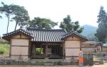 맹사성 고택의 전경. 고택 오른쪽에는 맹사성의 할아버지 맹유(孟裕), 아버지 맹희도(孟稀道), 그리고 맹사성의 위패를 모신 사당인 세덕사(世德祠)가 보인다.