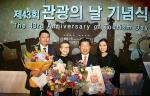 최건환 대표이사(왼쪽에서 세번째)가 산업포장을 수상한 후 기념촬영을 하고 있다.
