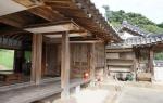 서산시 인산면 여미리마을의 유기방고택 안채 전경. 들어열개문이 열려있는 모습이 이채롭다.