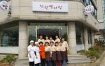 착한빵다방 앞에서 포즈를 취한 실버바리스타 직원들.