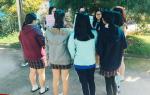 한글날기념 판넬을 보고 있는 홍성여고 학생들.