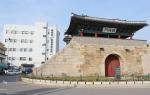 홍주성 4대문의 동문인 조양문 뒤로 보이는 KT건물이 홍주진영장의 동헌인 경사당 자리로 추정하고 있다.