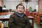 신동리 이장이자 신동리교회 목사인 오필승 목사가 교회에서 환하게 웃고 있다.