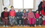 마을회관에 함께 모여 정을 나누는 정광마을 주민들.