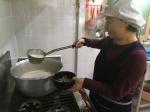 국밥에 육수를 담고 있는 신상희 대표.