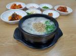 직접 담근 김치와 반찬들이 어우러진 순대국밥.