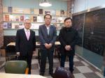 왼쪽부터 박용주 홍동중 교장, 노종세 장학회장, 최윤종 총동문회 사무국장.