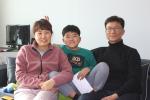 홍성군 10만번째 전입자인 신용조 씨 가족. 왼쪽부터 아내 전미경 씨와 아들 신지민 군, 신용조 씨.