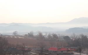 망국재에서 바라본 석교(돌다리)마을. 사진 왼쪽에 한산이씨 묘역이 보인다.