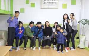 청소년 동반자 등 홍성군청소년상담복지센터 관계자와 청소년들의 모습.