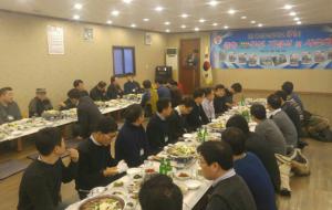 홍성고등학교 51회(회장 장동혁)는 지난 11일 조가네진지상에서 동창 60여명이 모여 졸업 20주년 기념식 및 사은회를 진행했다.