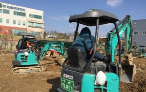 홍성군농업기술센터(소장 윤길선)는 관내 농가 45명을 대상으로 전문 위탁 교육기관을 통해 이론교육과 직접 기계를 작동하는 실습 등 소형건설기계 조종면허취득 교육을 실시했다.