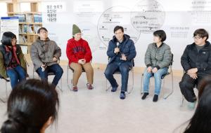 안희정 충남도지사가 청년 농업인들과 농어촌 미래발전방안을 논의하는 모습.