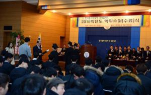 고용노동부 산하 국책특수대학인 한국폴리텍대학 홍성캠퍼스는 지난 17일 교내 대강당에서 ‘2016학년도 제20회 학위수여식’을 개최했다.
