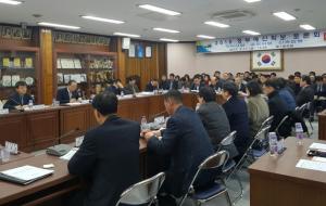 예산군은 지난 17일 군청 제1회의실에서 황선봉 군수와 각 부서장, 팀장 등이 참석한 가운데 ‘2018 정부예산 확보를 위한 토론회’를 개최해 정부예산 확보에 총력을 기울이고 있다.