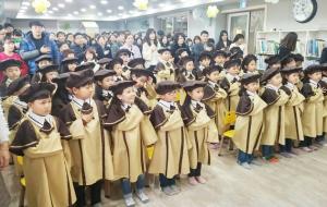 홍성읍 소망어린이집(원장 우영란) 어린이들이 지난달 21일 다목적 교실에서 졸업식을 하고 있는 모습. 어린이들은 “친구들, 선생님들과 헤어져 속상해요. 다음에 또 만나요”라며 아쉬움을 표했다.