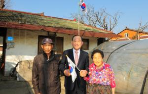 황선봉 예산군수(가운데)와 독립유공자 유족들.
